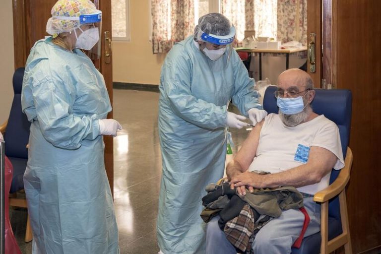 Cantabria empieza a administrar la dosis adicional en las residencias