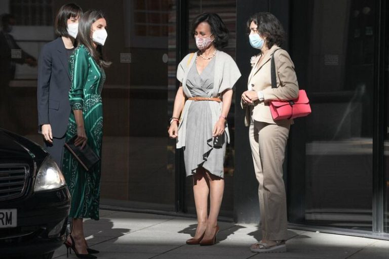 La Reina y Botín presiden la entrega de premios de proyectos sociales de Banco Santander