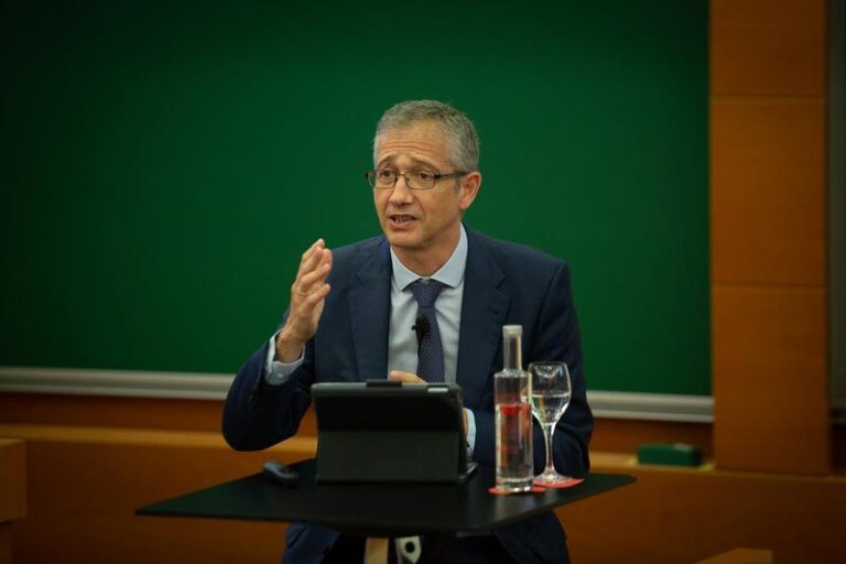 De Cos: Los beneficios de Basilea III no se lograrán si la implantación no es completa y en plazo