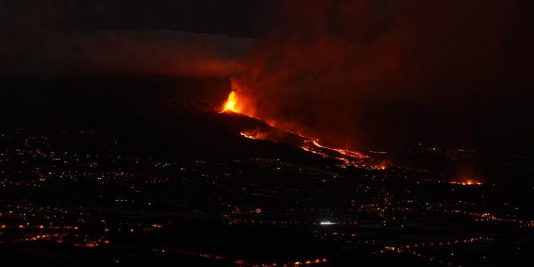 Canarias mantiene el semáforo rojo de emergencia con la actividad concentrada en cuatro bocas activas