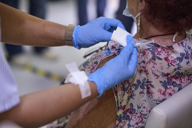 El 100% de los andaluces mayores de 60 años cuenta con las dos dosis de la vacuna