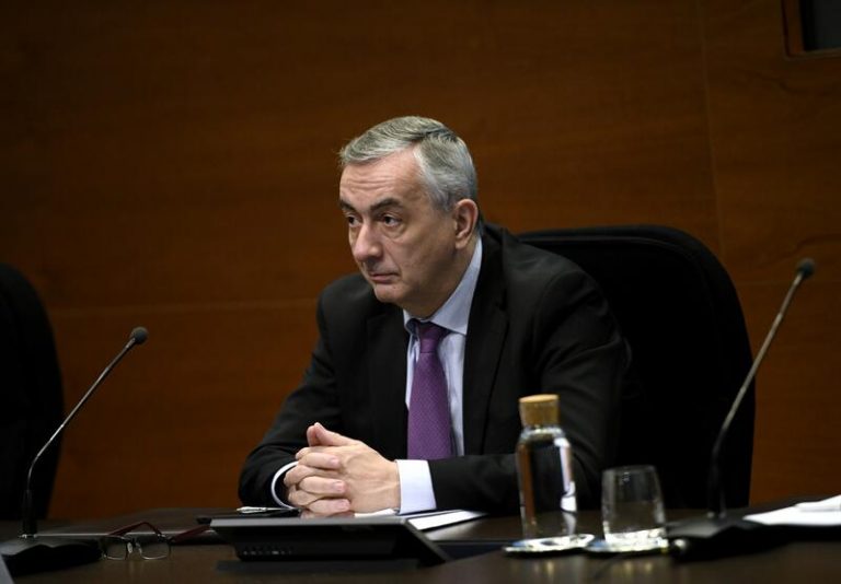 Funcas anticipa más fusiones y ajustes de plantilla en banca