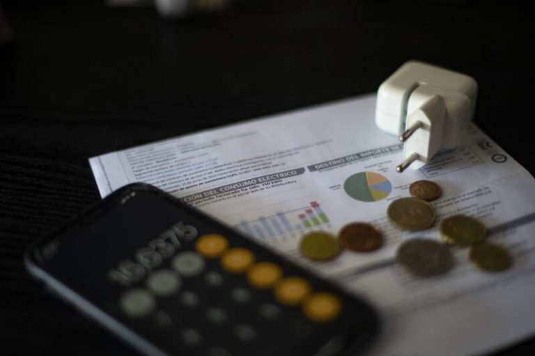 El PP busca cargar a Presupuestos el fondo que obliga a las empresas a financiar costes fijos de la luz