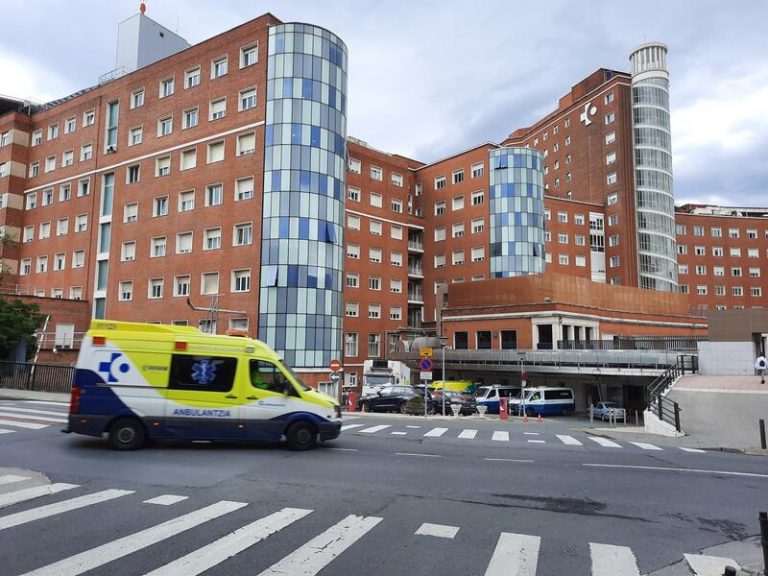 Euskadi reduce a 120 los nuevos contagios y se mantienen los 49 casos en UCI