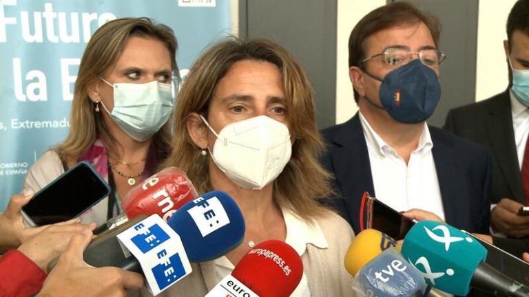 Ribera remarca el compromiso del Gobierno con el plan para rebajar la factura de la luz