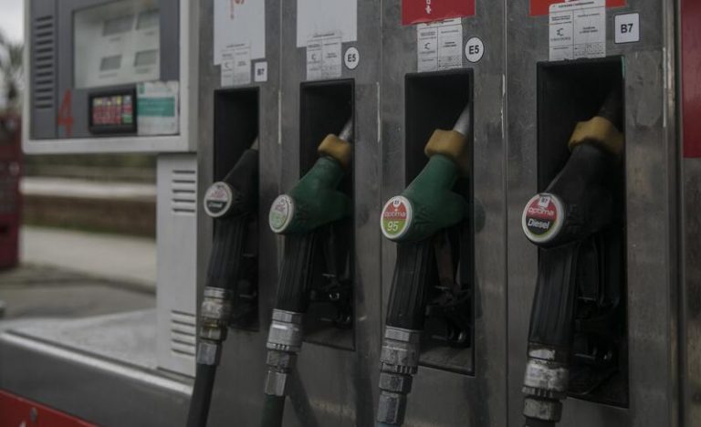 La gasolina sube un 0,56%, el diésel un 0,7% y encadenan tres semanas consecutivas de ascensos