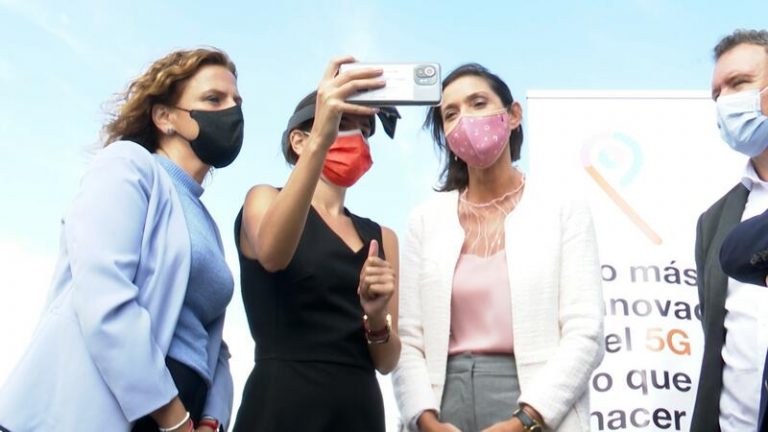 Maroto prueba en Valencia las oportunidades que ofrece al turismo la realidad aumentada