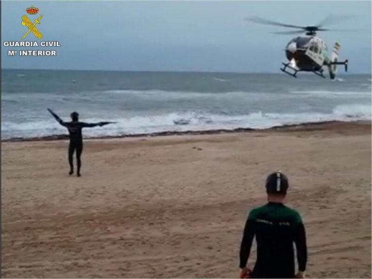 Localizan el cadáver de una bañista en Torrevieja y buscan a un segundo desaparecido