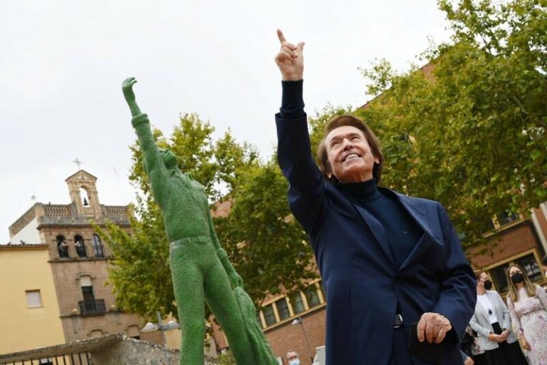 Raphael inaugura en Linares la estatua homenaje de su ciudad natal