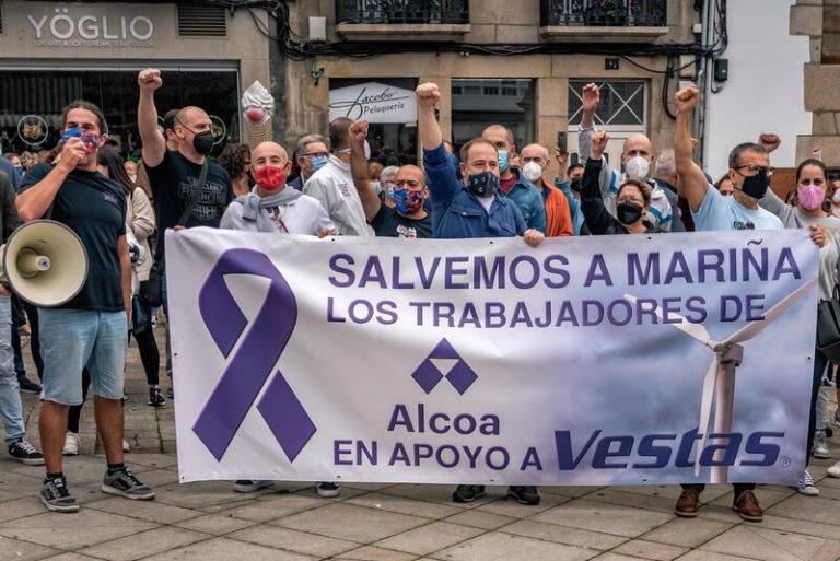Multitudinaria protesta en Viveiro contra el cierre de Vestas