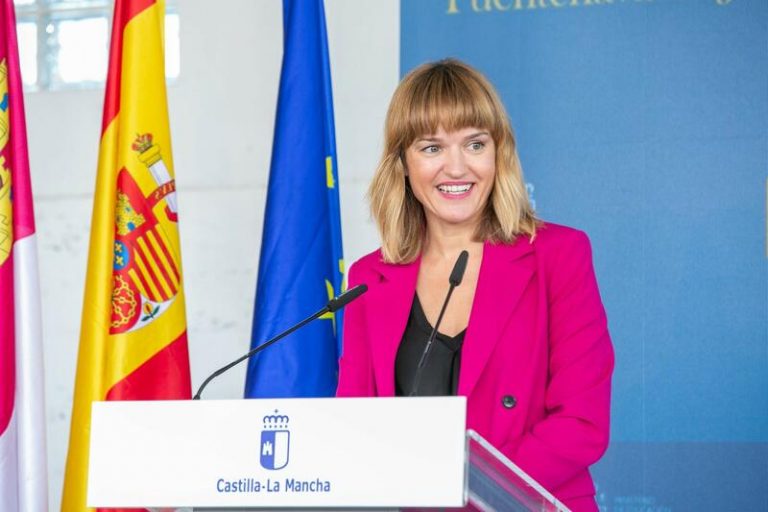 Ministra de Educación insta a mantener la escuela rural