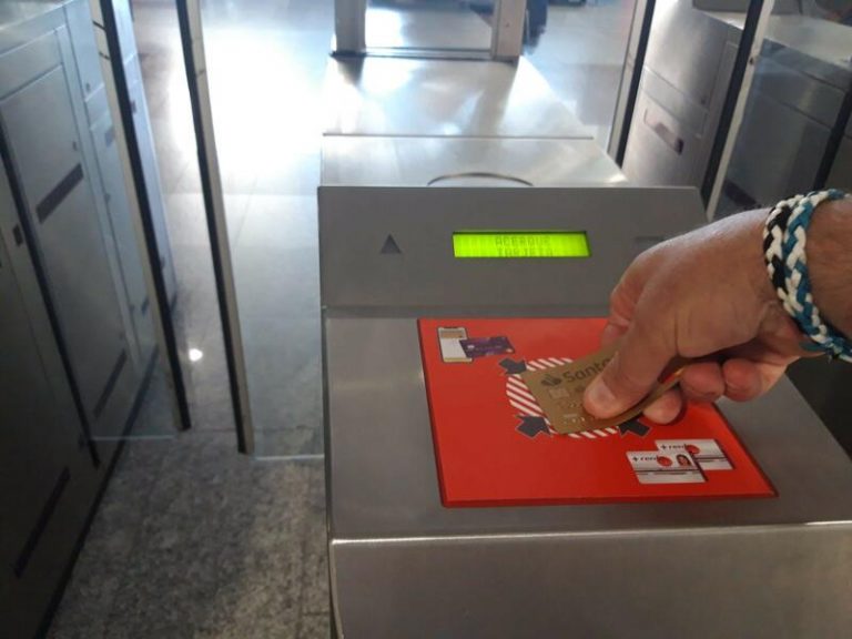 Renfe implementa el pago con tarjeta en los tornos de los Cercanías