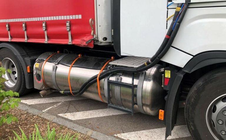 Los camiones propulsados por gas natural contaminan igual que los de diésel