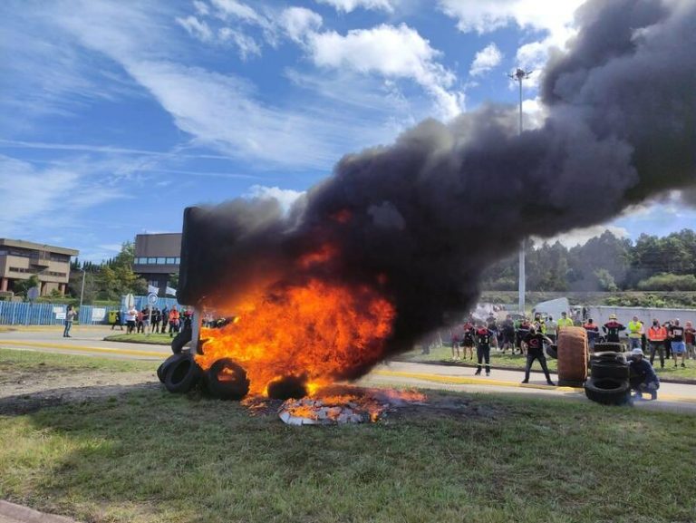 Protesta a las puertas de la fábrica de Alcoa Cervo en el inicio de la huelga
