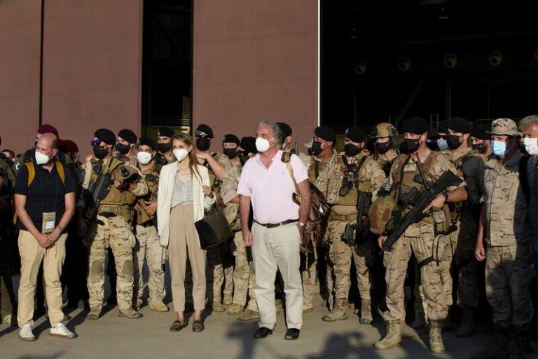 Albares condecora al embajador en Kabul por la evacuación de Afganistán