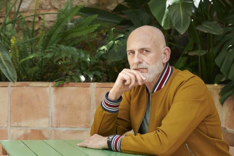 Alejandro Palomas reflexiona sobre la invisibilidad y el animalismo en 'Un país con tu nombre'