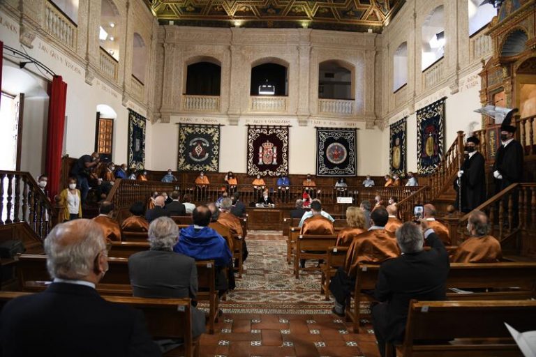 José María Pérez 'Peridis', investido doctor honoris causa por la UAH
