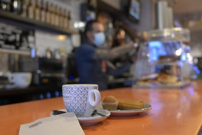 Cataluña prorroga las medidas y aumenta el aforo en la restauración