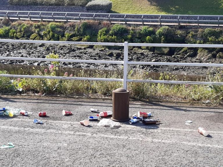 El Gobierno quiere cobrar un mínimo de 10 céntimos por botella de plástico o lata que el ciudadano no lleve a reciclar