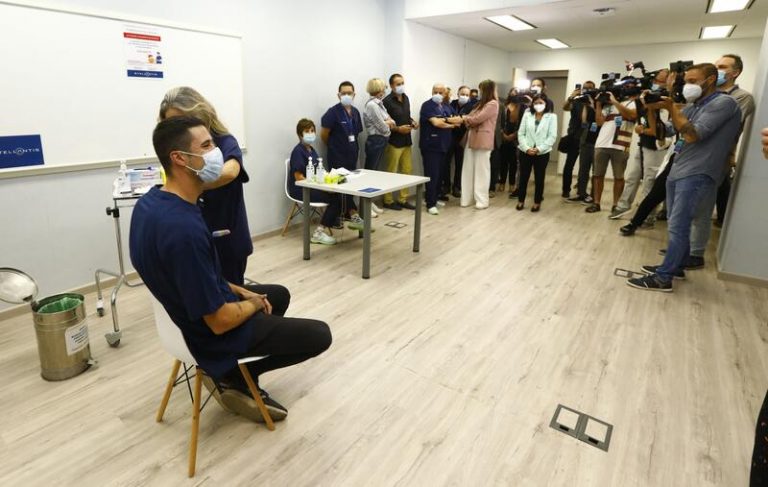 Darias asegura que España es líder en vacunación