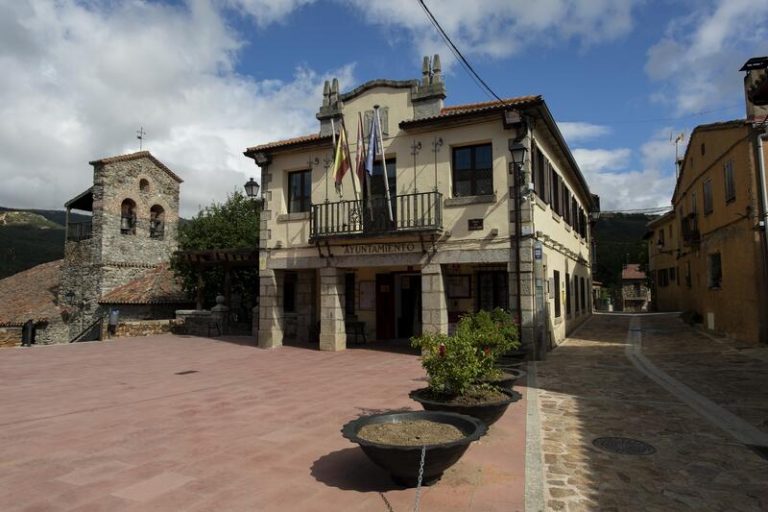 Pueblos españoles acogerán a familias de Afganistán, según la FEMP