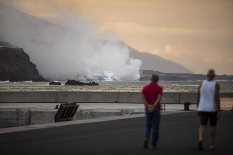 La llegada de la lava al mar obliga a mantener el confinamiento en 4 barrios de La Palma