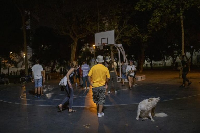 Sanidad notifica 2.761 casos y 39 muertes por COVID-19