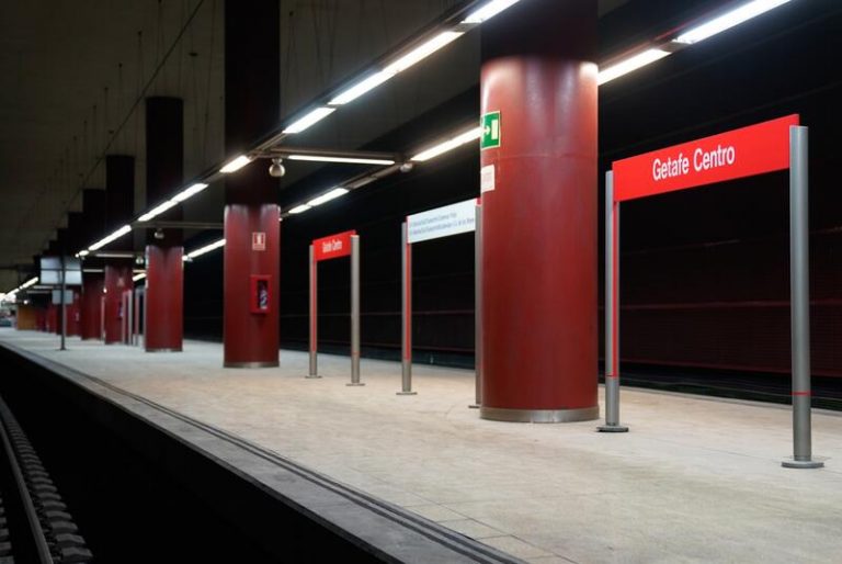 Renfe refuerza la comunicación con los viajeros afectados por la huelga convocada por Semaf