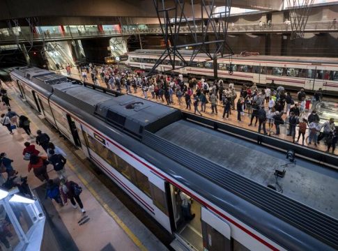 Tren en una estación Renfe acusa a los maquinistas de incumplir los servicios mínimos y los sindicatos culpan a la empresa