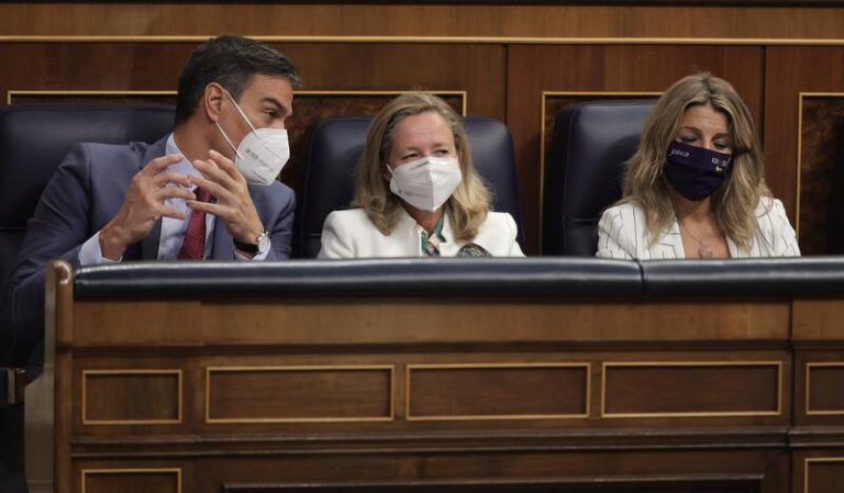 S&P: Las medidas para frenar el alza de la luz podrían ralentizar la transición energética