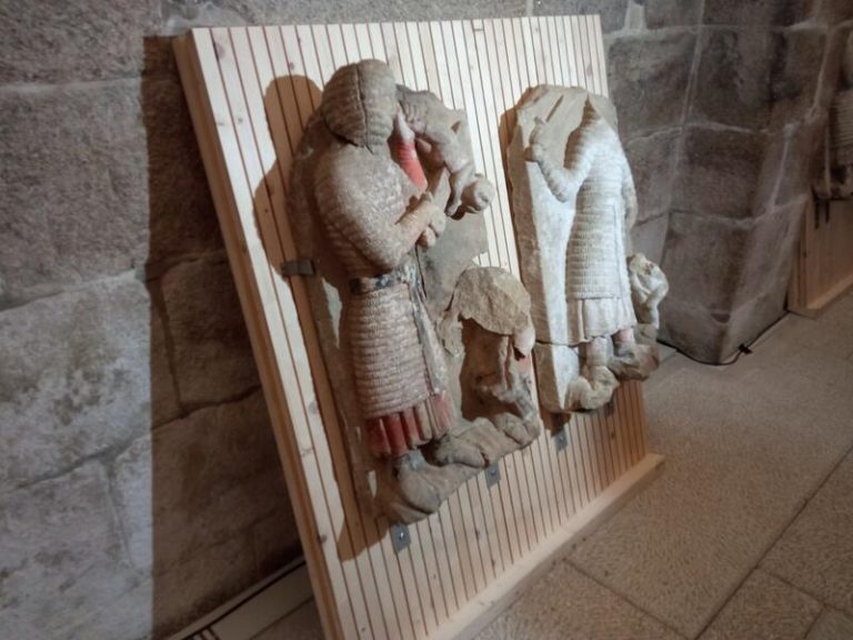 Las obras de la Catedral de Santiago descubren restos del coro pétreo del Mestre Mateo