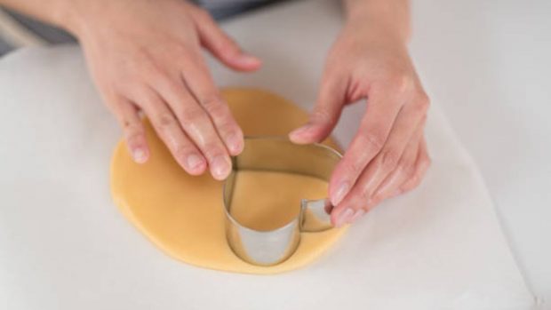 ¿Es mejor usar moldes para galletas hechos a mano?