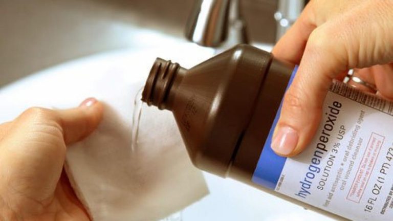 Agua oxigenada: otros usos además de desinfectar