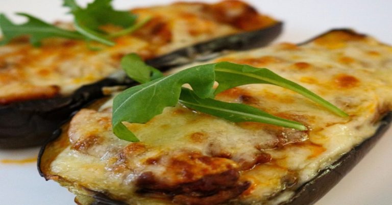 Berenjena rellena de champiñones: el manjar más sencillo de preparar