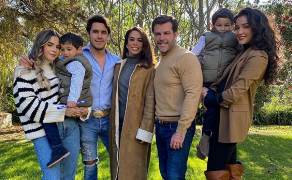 Biby Gaytán y Eduardo Capetillo Famosos que son padres de gemelos