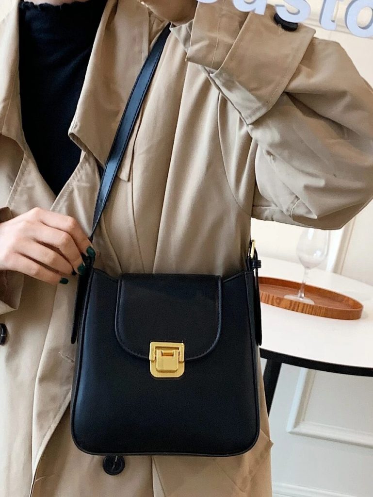 Bolso baguette minimalista con solapa