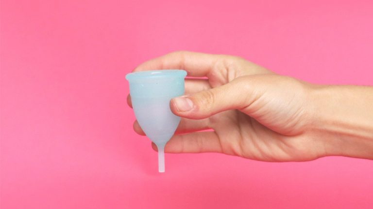 Las claves para colocarte la copa menstrual y que no moleste