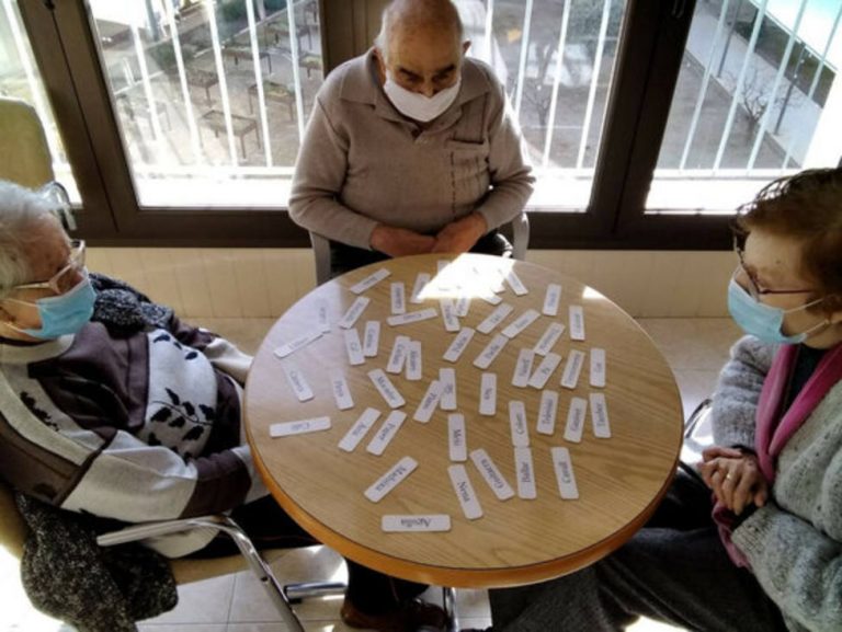 Cataluña permite las visitas con contacto físico en las residencias