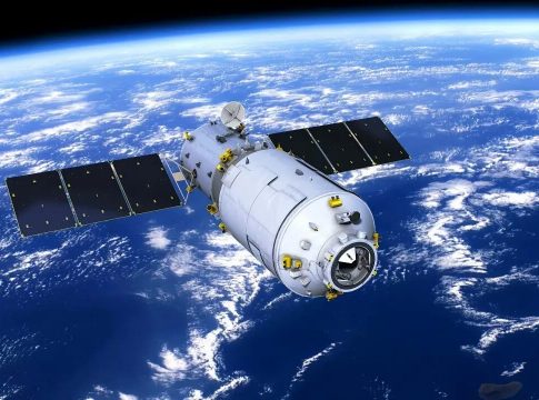 China acopla un nuevo carguero en su estación espacial