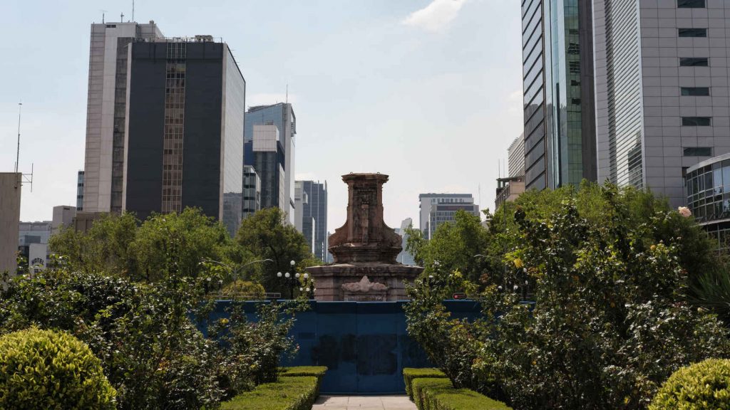 Ciudad de Mexico retira una estatua de Colon para sustituirla por otra en honor a la mujer indigena