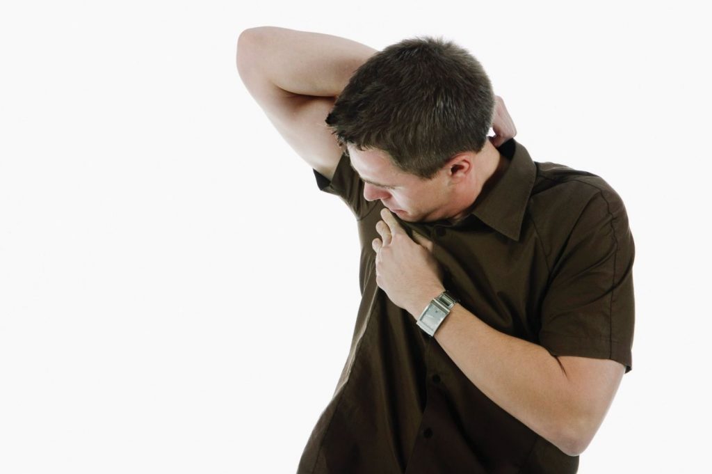 ¿Qué causa el mal olor?