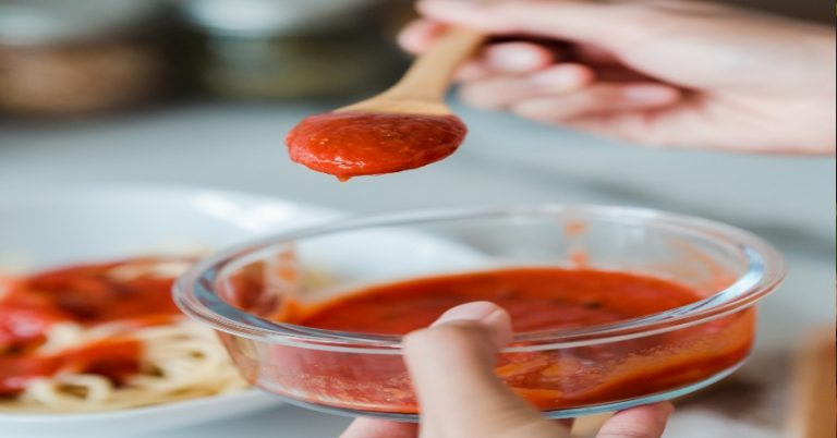 Cómo transformar la salsa de tomate en salsa italiana
