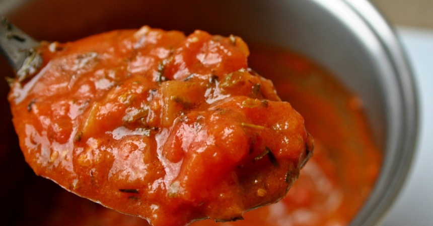Cómo transformar la salsa de tomate en salsa italiana