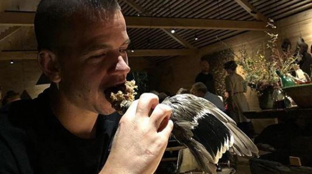 David Munoz probando un plato