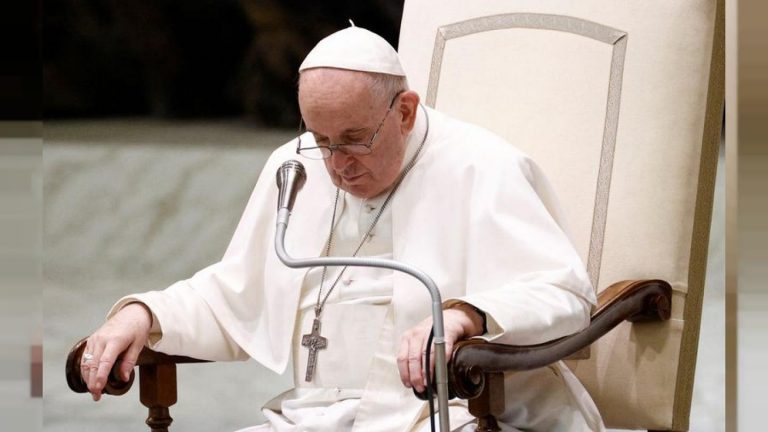 El Papa recibe en el Vaticano a 14 afganos cristianos que huyeron