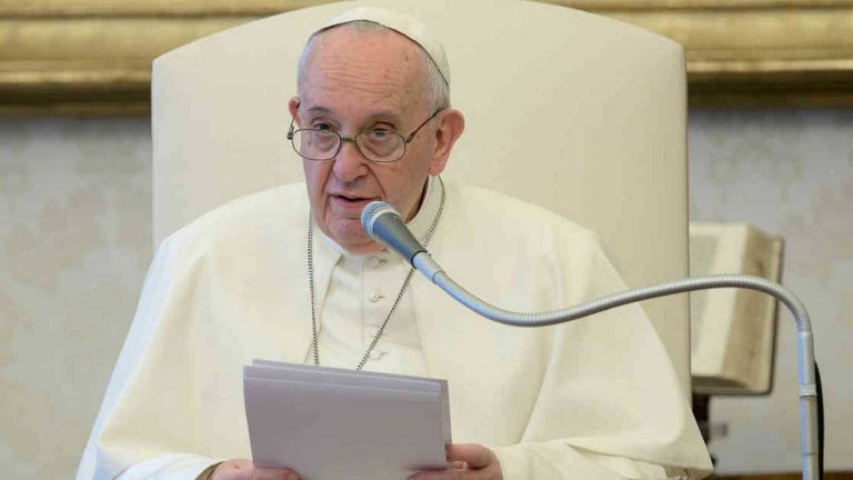 El Vaticano insiste en que el voto a las mujeres en los sínodos no es lo más importante