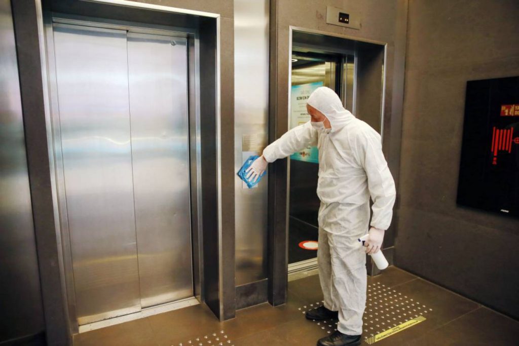 El motivo por el que deberías llevar mascarilla en el ascensor 4 usar aerosoles