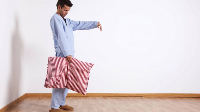 Esto es lo que pasa cuando despiertas a un sonámbulo