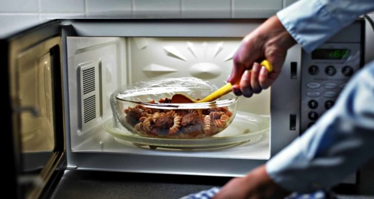 El motivo por el que no debes recalentar las sobras