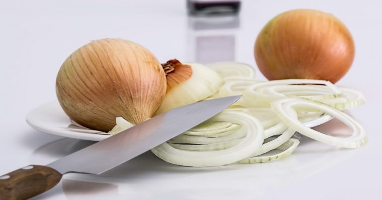 El truco con el que no volverás a llorar nunca más al pelar cebolla